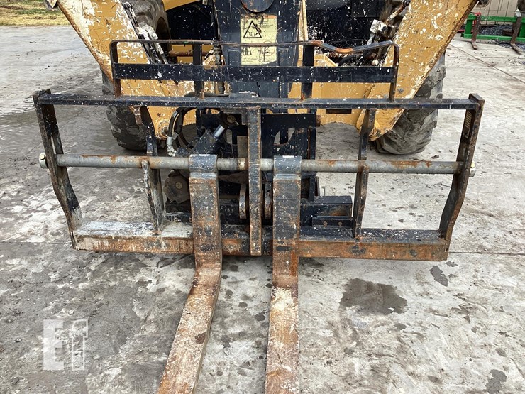 2015-caterpillar-tl1055d-image-9