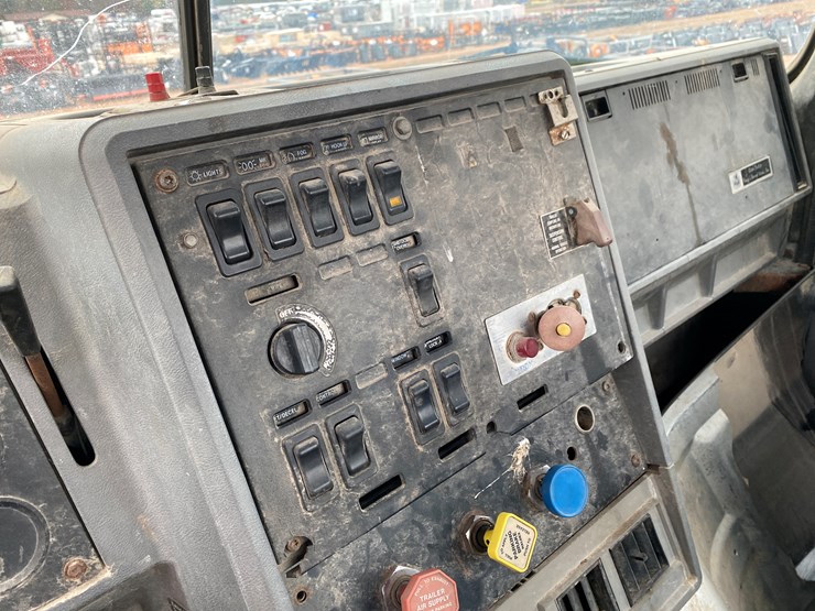 1993-mack-ch613-image-25