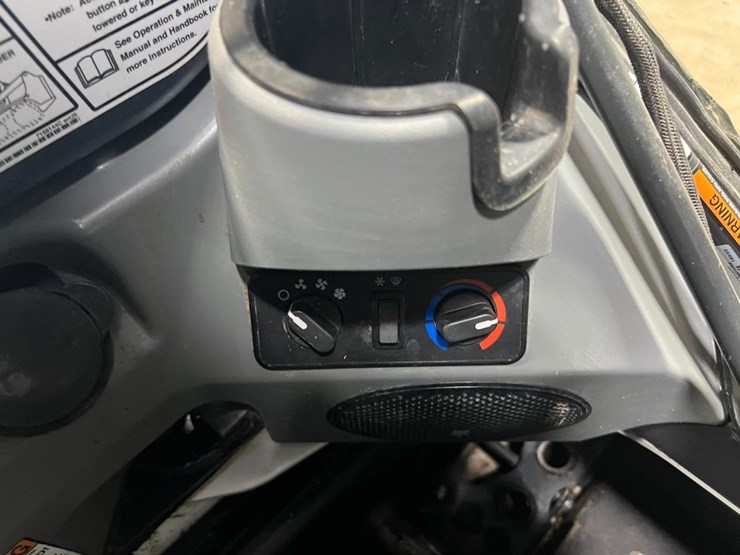 2023-bobcat-t740-image-26