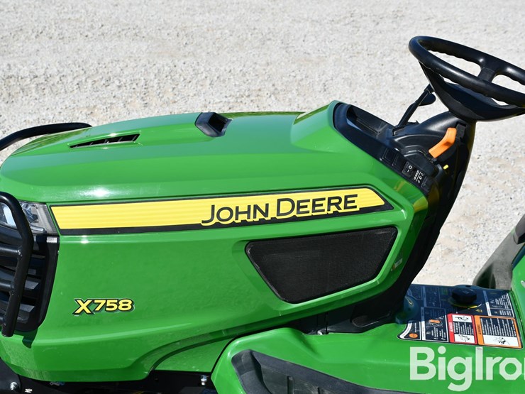 2018-john-deere-x758-image-12