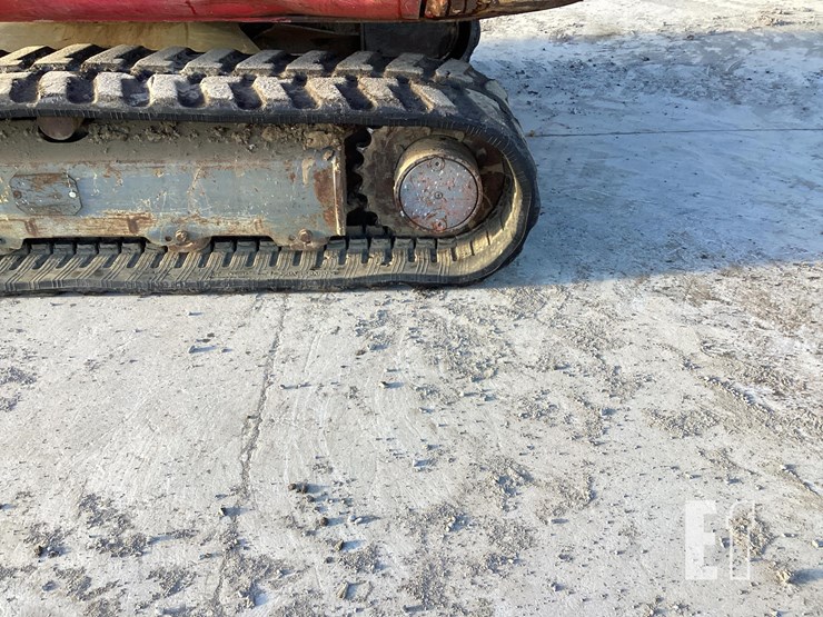 2016-takeuchi-tb240-image-12