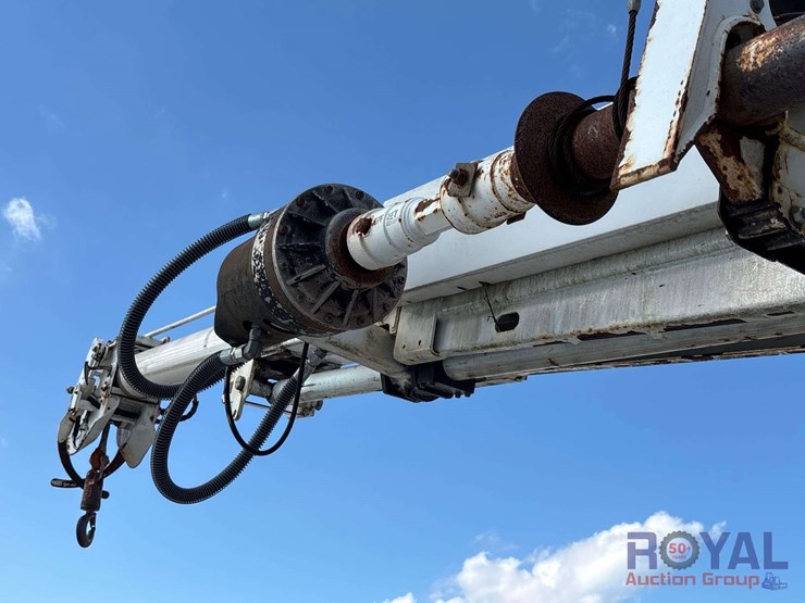 2009-gmc-c8500-altec-dm47-47ft-insulated-derrick-digger-truck-image-22