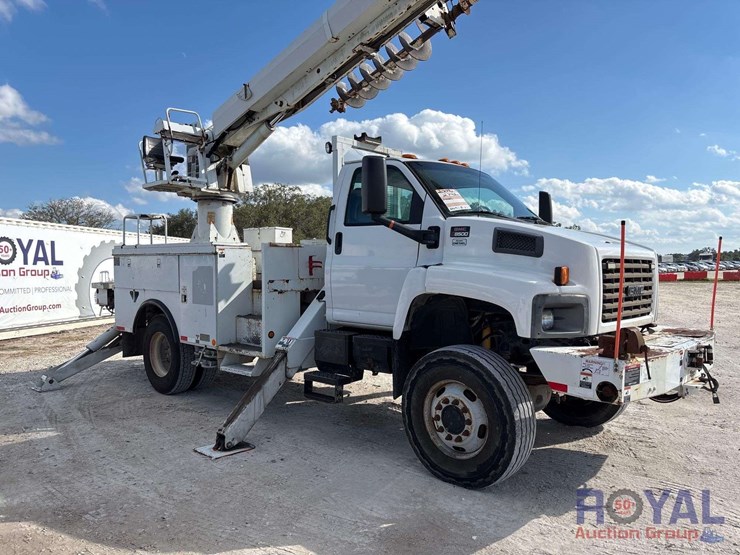 2009-gmc-c8500-altec-dm47-47ft-insulated-derrick-digger-truck-image-3