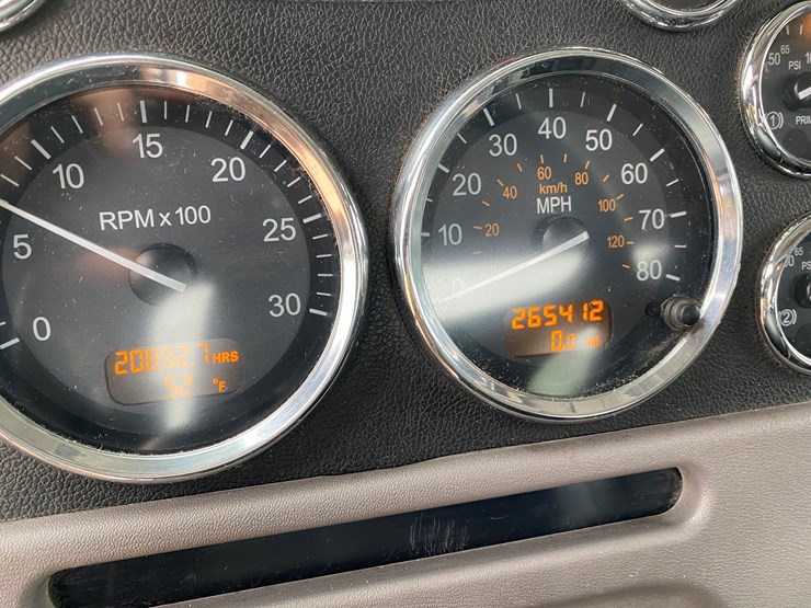 2012-peterbilt-384-image-54