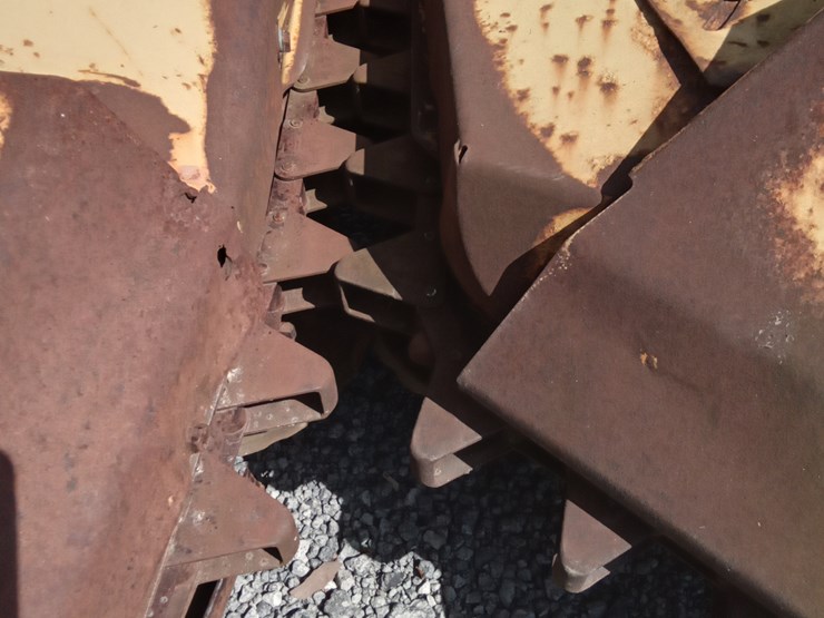 new-holland-824-image-3