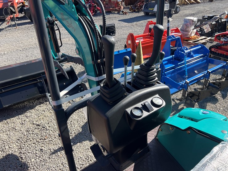 #136-•-cfg-qk16r-mini-excavator-image-4