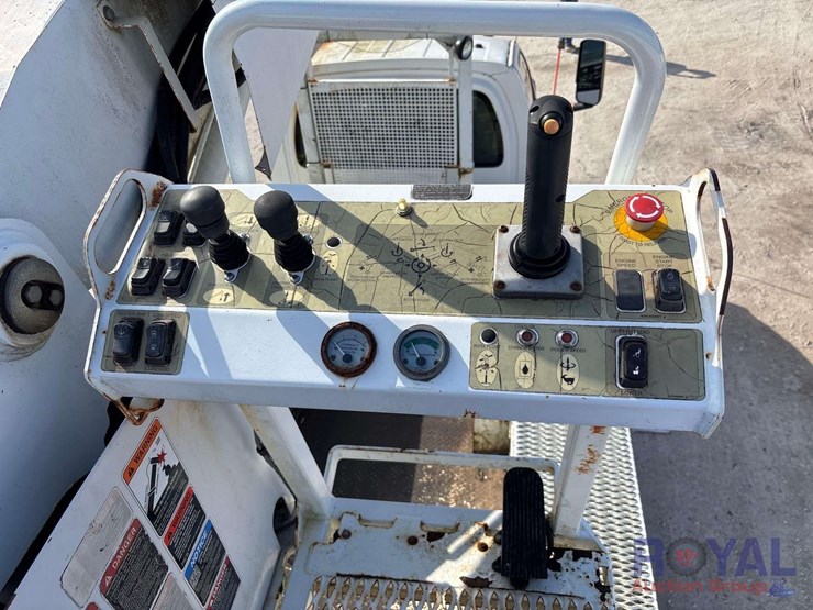 2009-gmc-c8500-altec-dm47-47ft-insulated-derrick-digger-truck-image-30