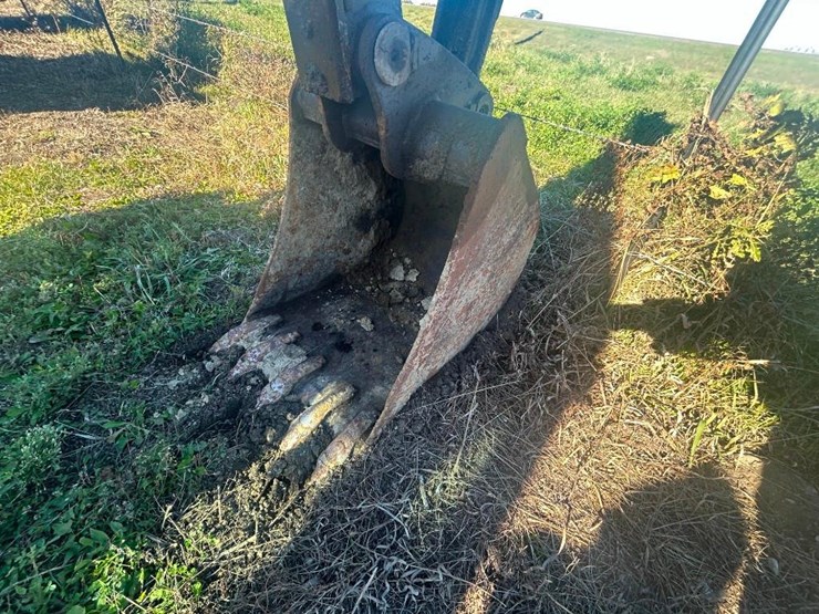 2004-volvo-bl70-image-22