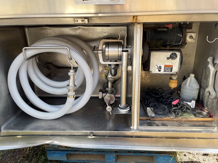 #3371-•-1982-walker-bulk-milk-truck-tank-image-12