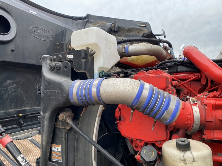 2017-peterbilt-567-image-30