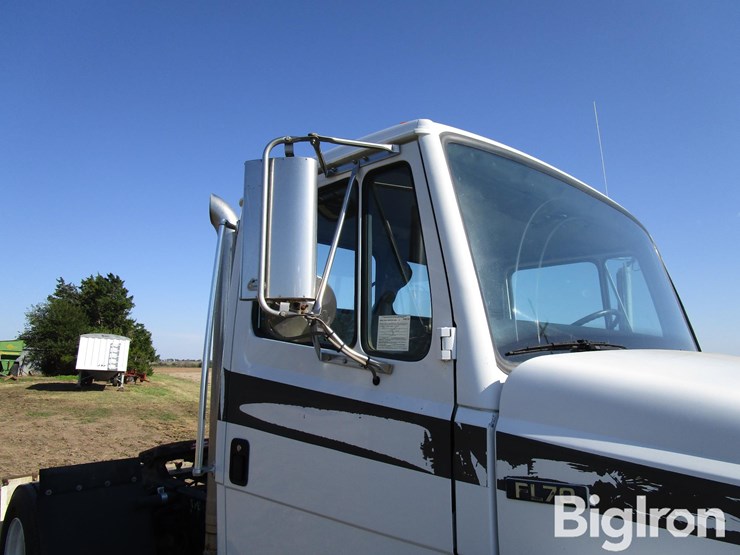 2000-freightliner-fl70-image-18