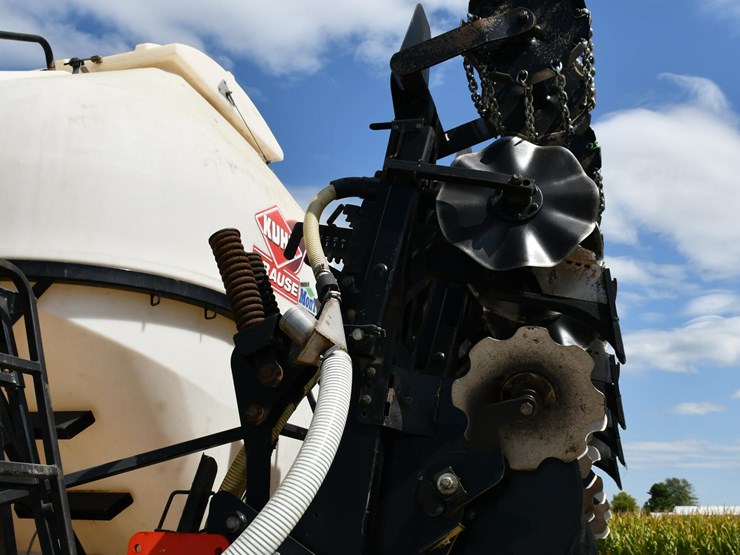 2017-kuhn-1205-gladiator-12-row-strip-till-image-17