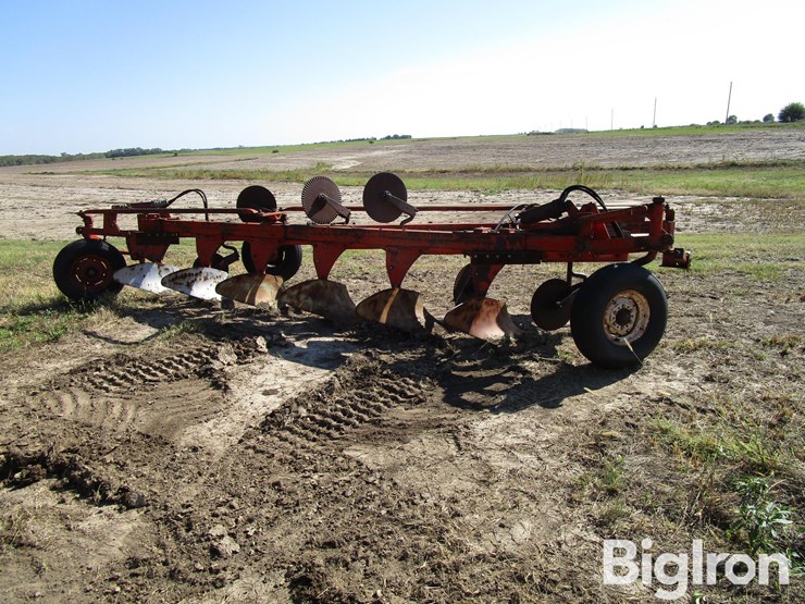 case-6x16-semi-mounted-plow-image-4