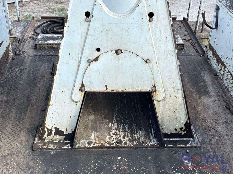 2009-gmc-c8500-altec-dm47-47ft-insulated-derrick-digger-truck-image-21