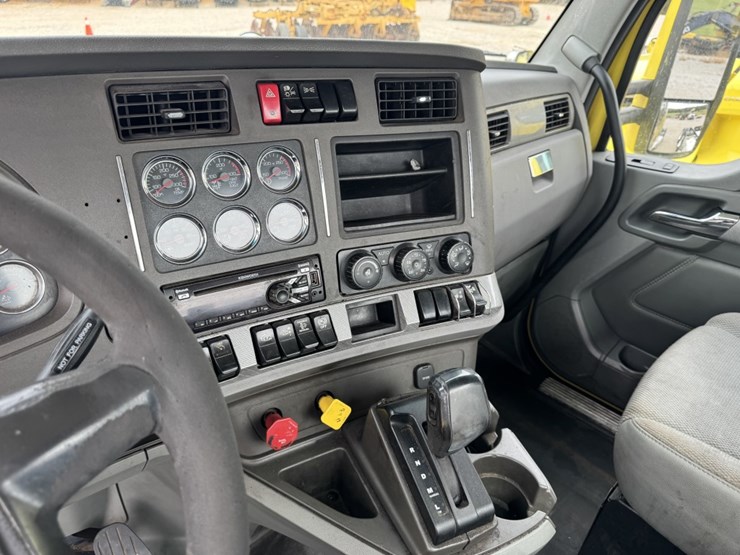 2017-kenworth-t880-image-10