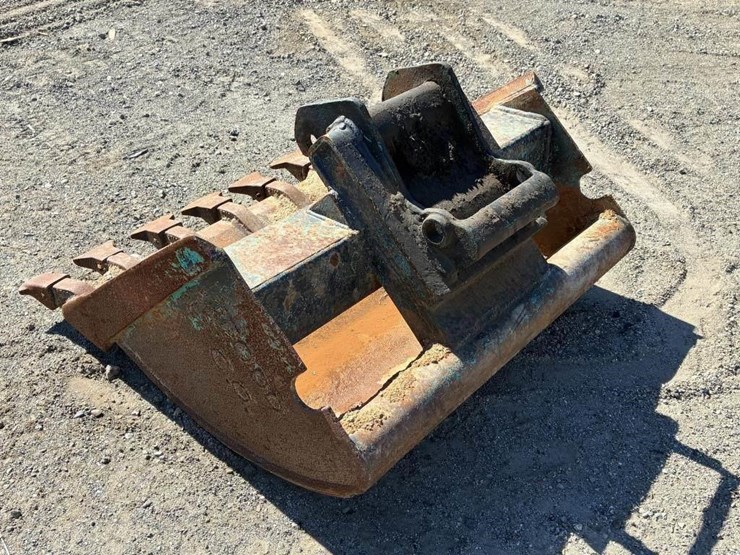 excavator-bucket-w/-teeth-36"-image-4