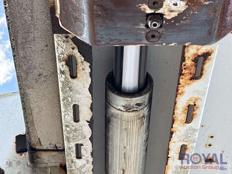 2009-gmc-c8500-altec-dm47-47ft-insulated-derrick-digger-truck-image-19