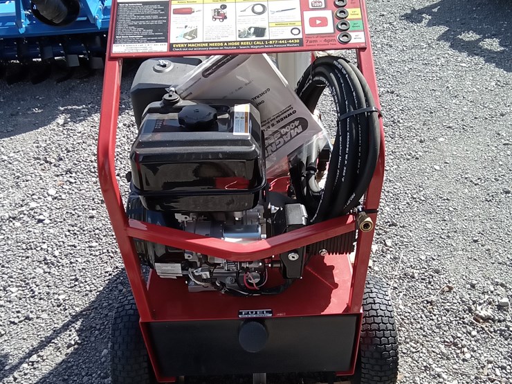 #892-•-magnum-4000-series-gold-hot-water-pressure-washer-image-1