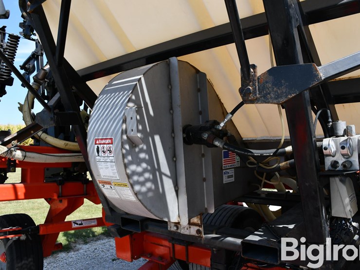 2017-kuhn-1205-gladiator-12-row-strip-till-image-15