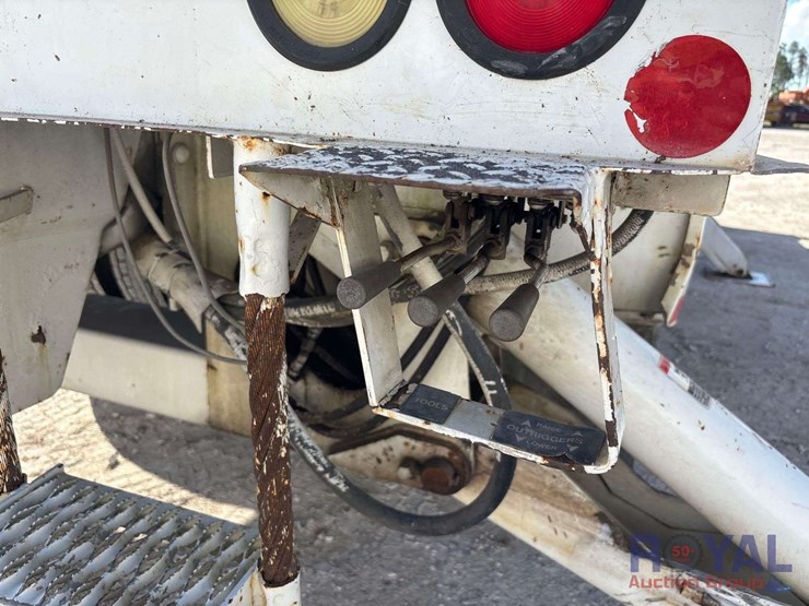 2009-gmc-c8500-altec-dm47-47ft-insulated-derrick-digger-truck-image-44