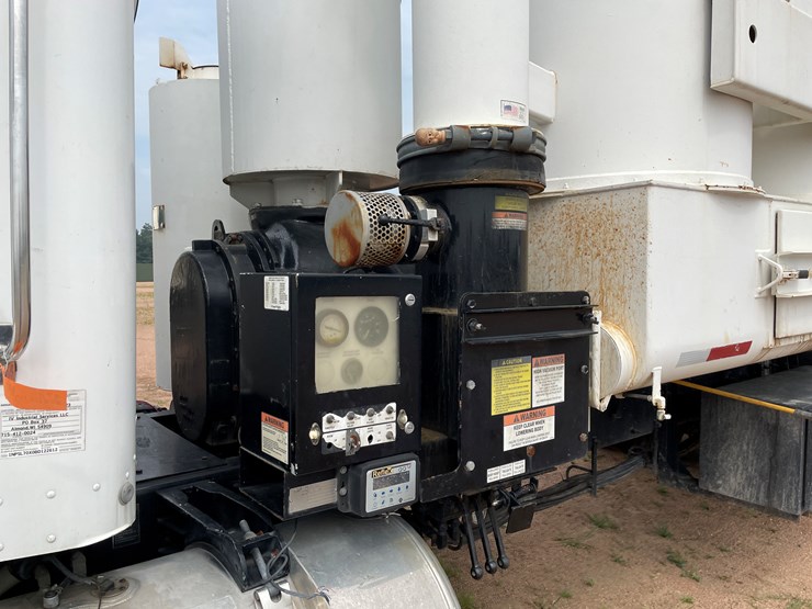 2011-peterbilt-365-image-22