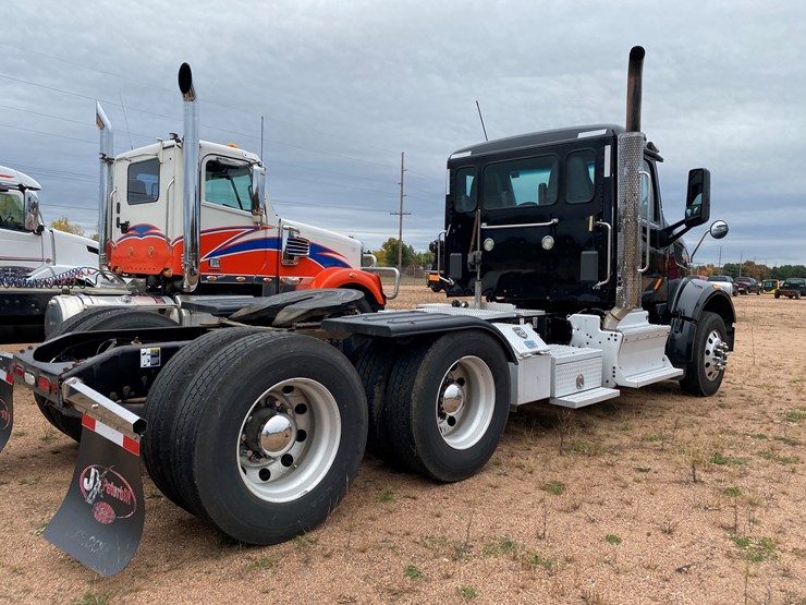 2017-peterbilt-567-image-4