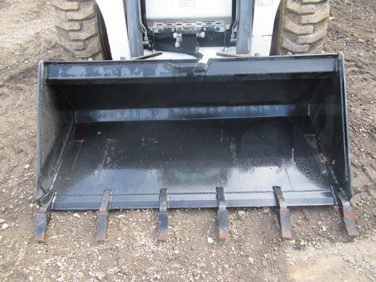 wildcat-68"-skid-steer-tooth-bucket-image-2