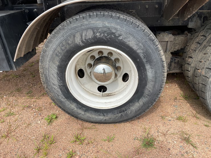 2011-peterbilt-365-image-33