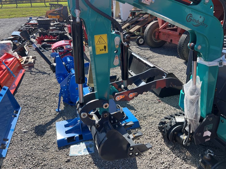 #136-•-cfg-qk16r-mini-excavator-image-2