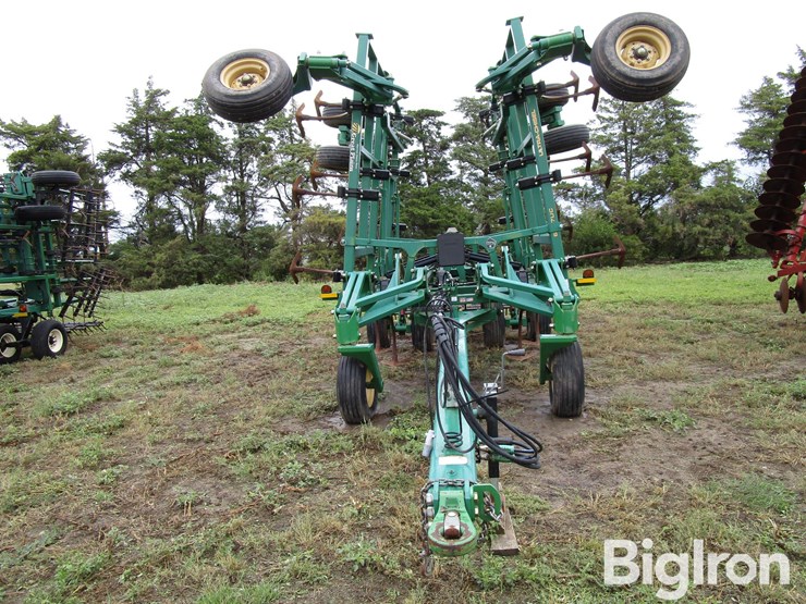 2018-great-plains-6327uc-12-27'-ultra-chisel-w/3-bar-harrow-image-2