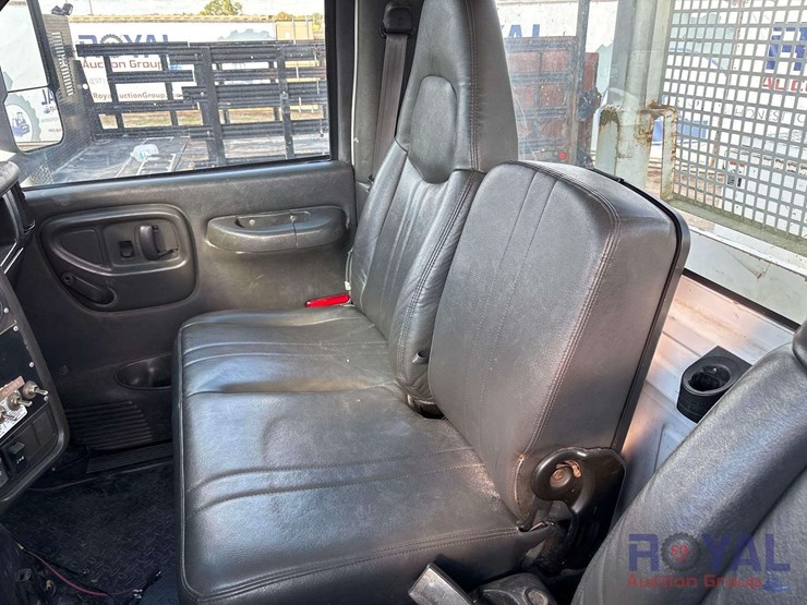 2009-gmc-c8500-altec-dm47-47ft-insulated-derrick-digger-truck-image-61