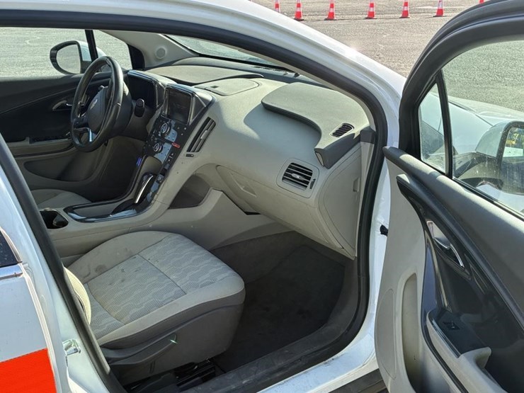 2014-chevrolet-volt-hatchback-image-12