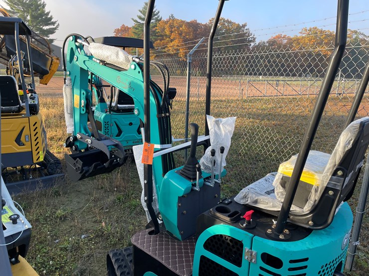 #1694-•-agt-qh12r-mini-excavator-image-8