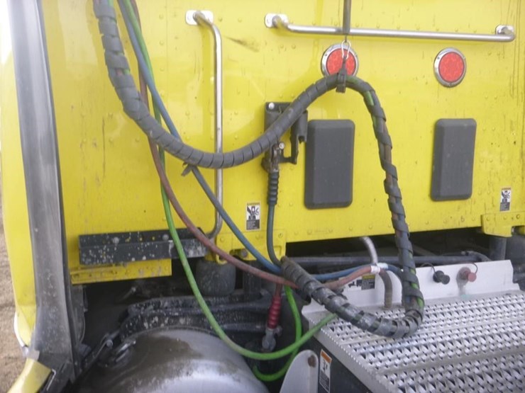 2024-peterbilt-579-image-10