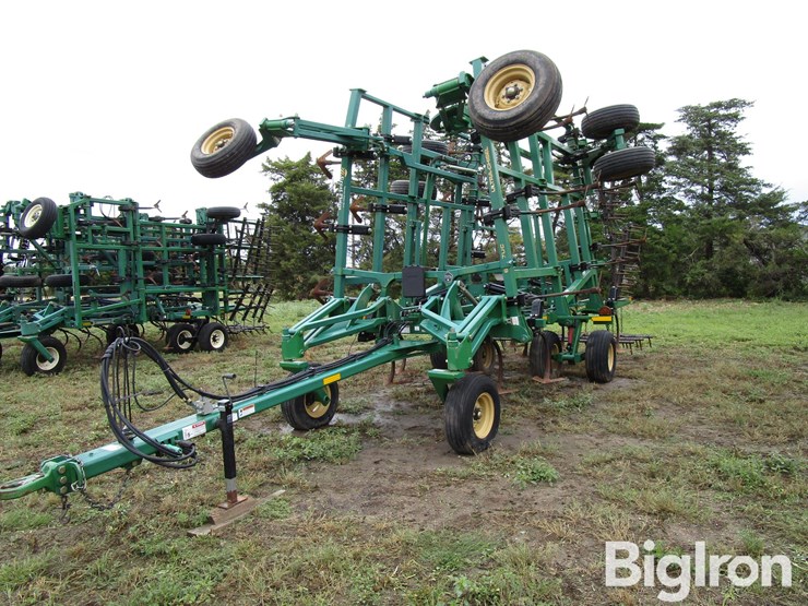 2018-great-plains-6327uc-12-27'-ultra-chisel-w/3-bar-harrow-image-1