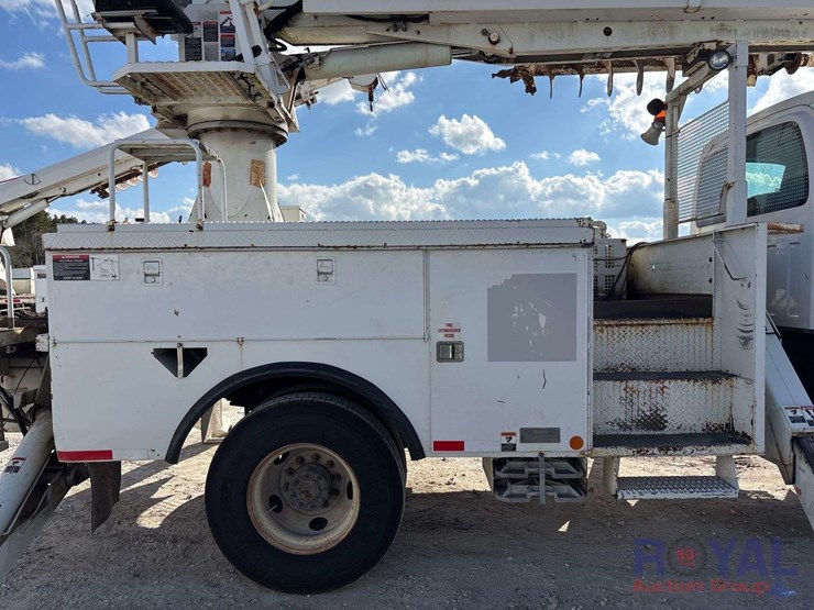 2009-gmc-c8500-altec-dm47-47ft-insulated-derrick-digger-truck-image-42