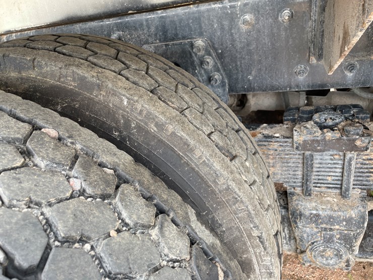 2011-peterbilt-365-image-32