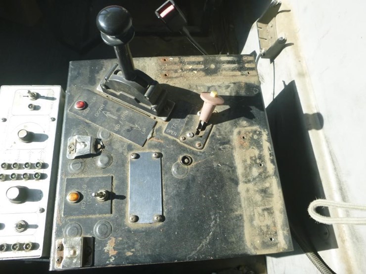 2001-freightliner-fl70-image-6