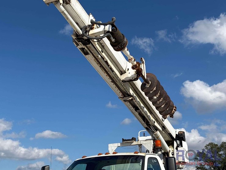 2009-gmc-c8500-altec-dm47-47ft-insulated-derrick-digger-truck-image-14