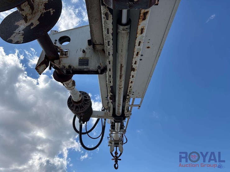 2009-gmc-c8500-altec-dm47-47ft-insulated-derrick-digger-truck-image-18