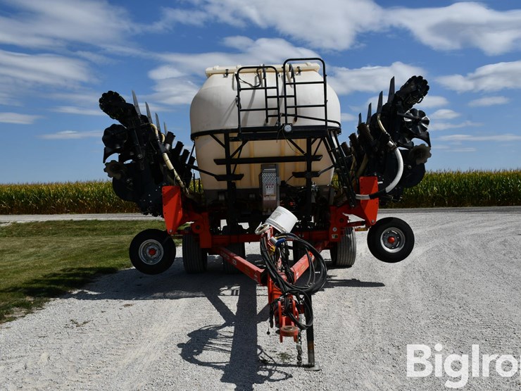 2017-kuhn-1205-gladiator-12-row-strip-till-image-2