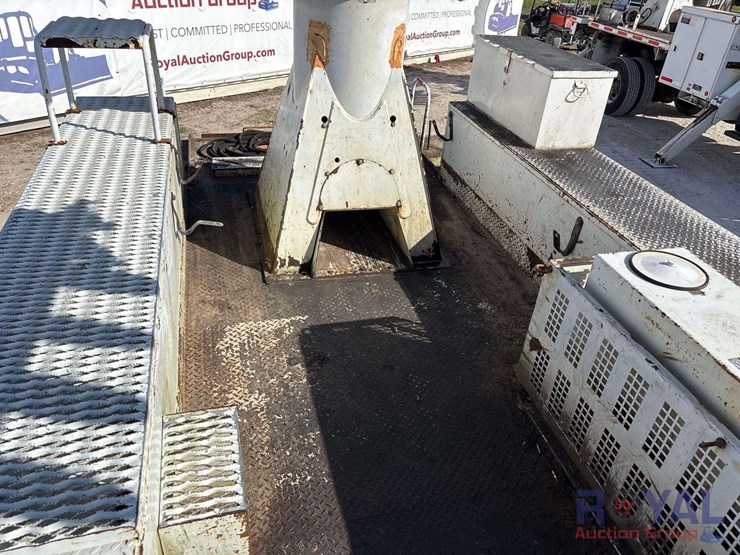 2009-gmc-c8500-altec-dm47-47ft-insulated-derrick-digger-truck-image-32