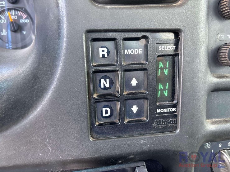 2009-gmc-c8500-altec-dm47-47ft-insulated-derrick-digger-truck-image-59