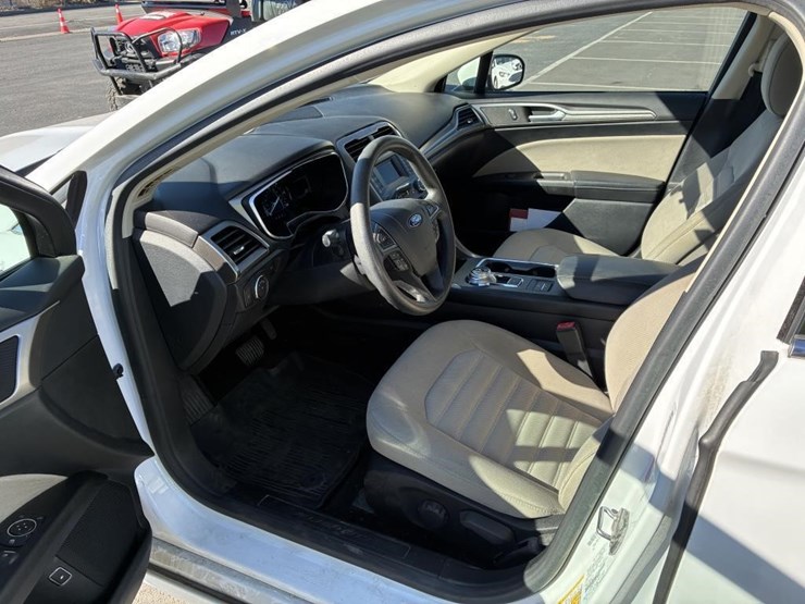 2017-ford-fusion-sedan-image-11