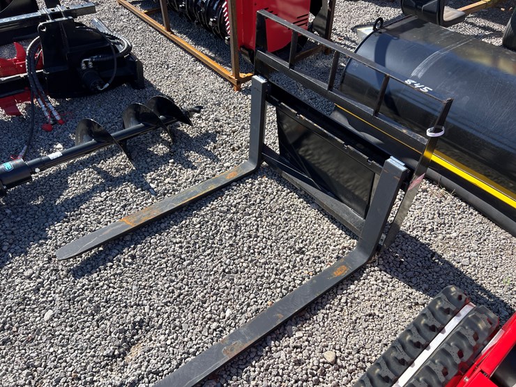 #845-•-kivel-mini-skid-steer-pallet-forks-image-1