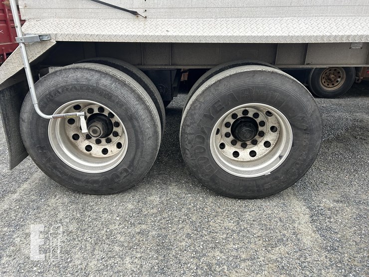 2002-vantage-39-ft-image-12