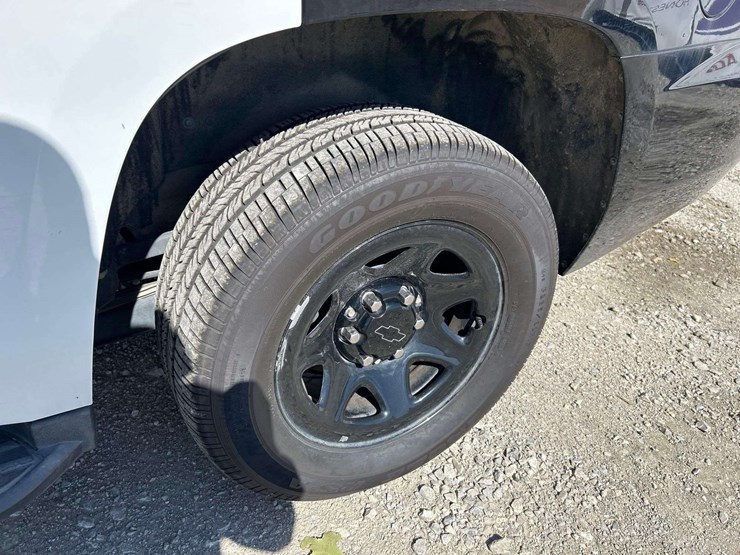 2016-chevrolet-tahoe-image-24