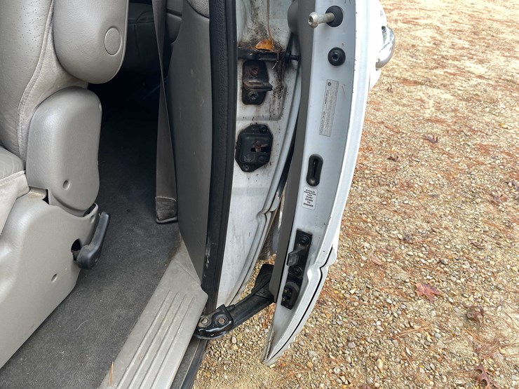 1999-chrysler-town-&-country-image-60