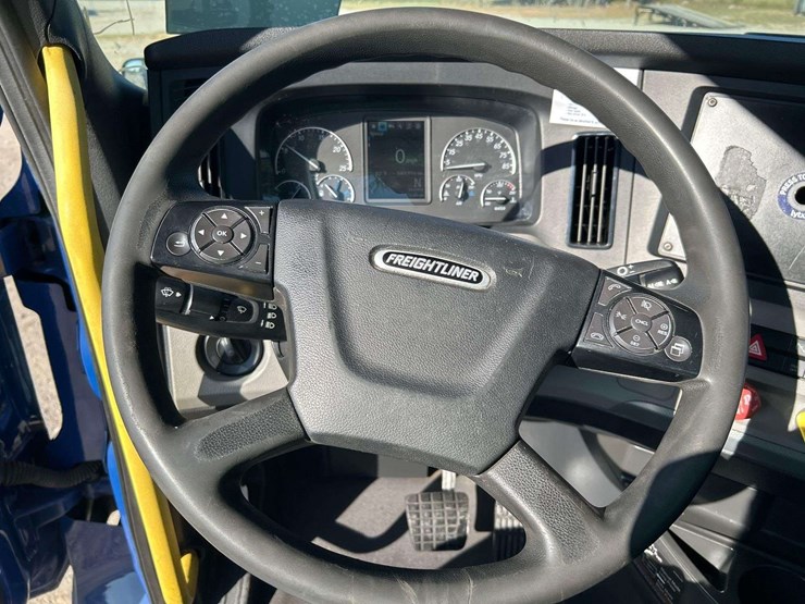 2021-freightliner-cascadia-116-image-13