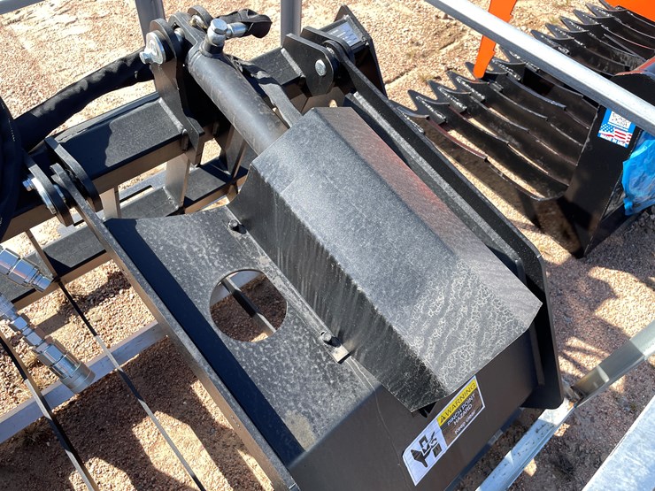#4114-•-72"-rock-grapple-bucket-attachment-image-10